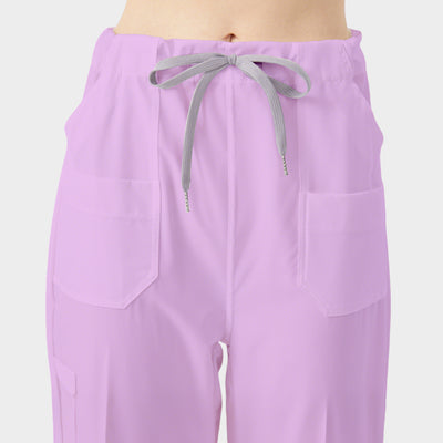 Bata y pantalones quirúrgicos de color morado en exposición