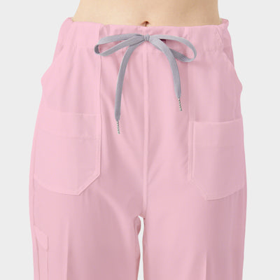 Bata quirúrgica rosa de mujer con pantalones que muestran la vista frontal