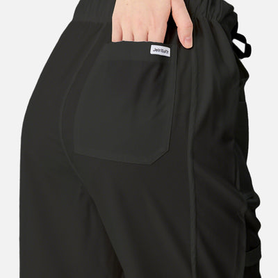 Uniforme médico de mujer, pantalones negros, vista posterior