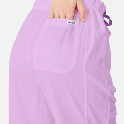 Bata quirúrgica morada de mujer, vista posterior del pantalón