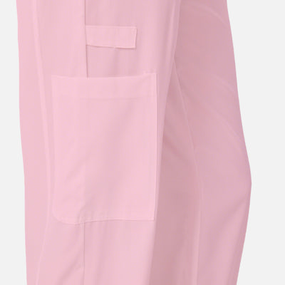 Bata quirúrgica rosa de mujer, detalles del pantalón mostrados