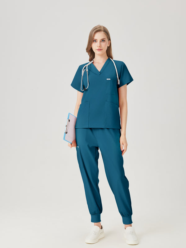 Bata quirúrgica azul cielo para mujer JelriSoFit®, modelo mostrado