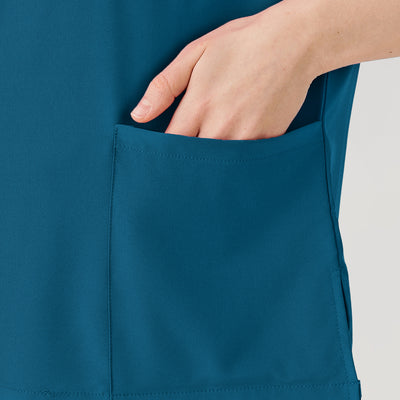 Bata quirúrgica de mujer con grandes bolsillos laterales para exhibición