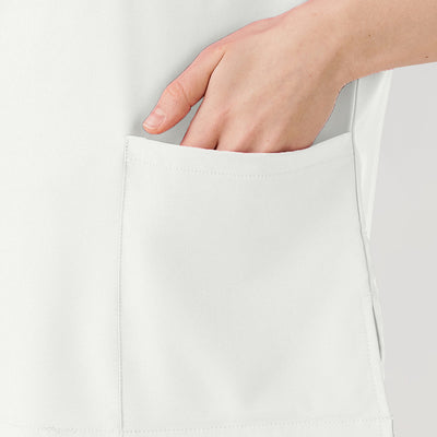 Ropa de trabajo blanca para mujer con bolsillos grandes.