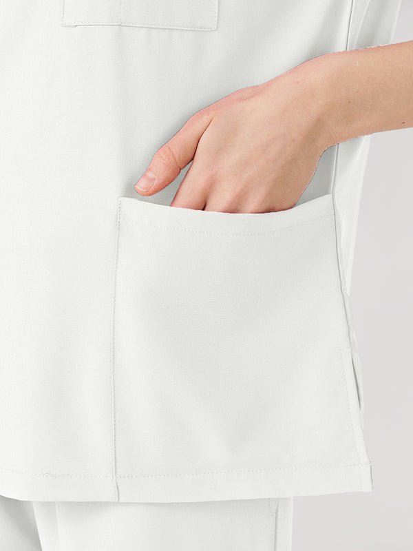 Ropa de trabajo blanca para mujer con bolsillos grandes.