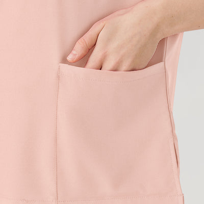 Uniforme médico rosa de mujer con bolsillos superiores visibles