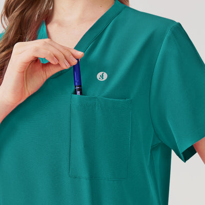 Uniforme médico de mujer verde esmeralda con bolsillo en el pecho