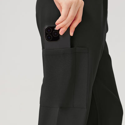 Bata quirúrgica negra JelriSoFit® para mujer, vista lateral del pantalón