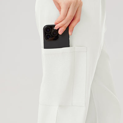 Uniforme de trabajo blanco de mujer, vista lateral del pantalón.