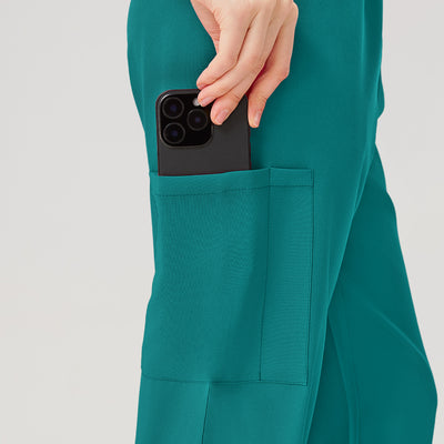 Uniforme médico femenino verde esmeralda, detalle de los bolsillos del pantalón.