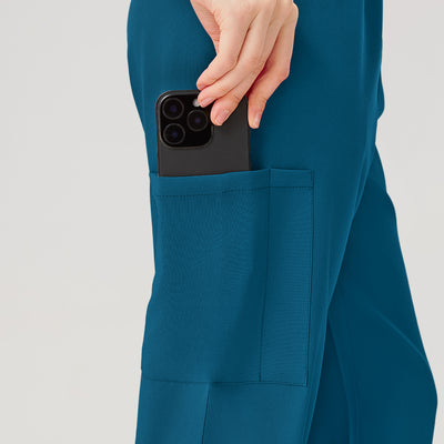 Batas quirúrgicas de mujer, pantalones con bolsillos grandes en exhibición