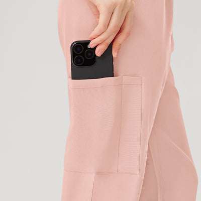 Vista lateral de los pantalones del uniforme médico de mujer de color rosa.