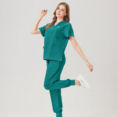 Ropa de trabajo de mujer color verde esmeralda, vista lateral del cuerpo entero