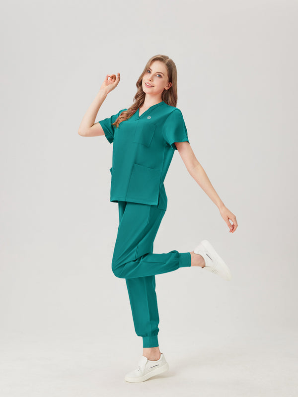 Ropa de trabajo de mujer color verde esmeralda, vista lateral del cuerpo entero