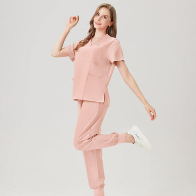 Uniforme médico rosa de mujer, vista lateral de la modelo