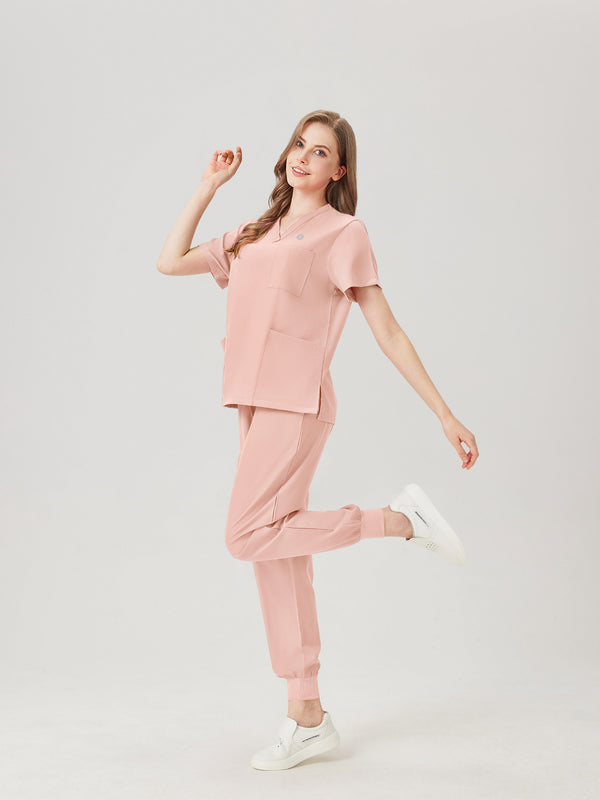 Uniforme médico rosa de mujer, vista lateral de la modelo