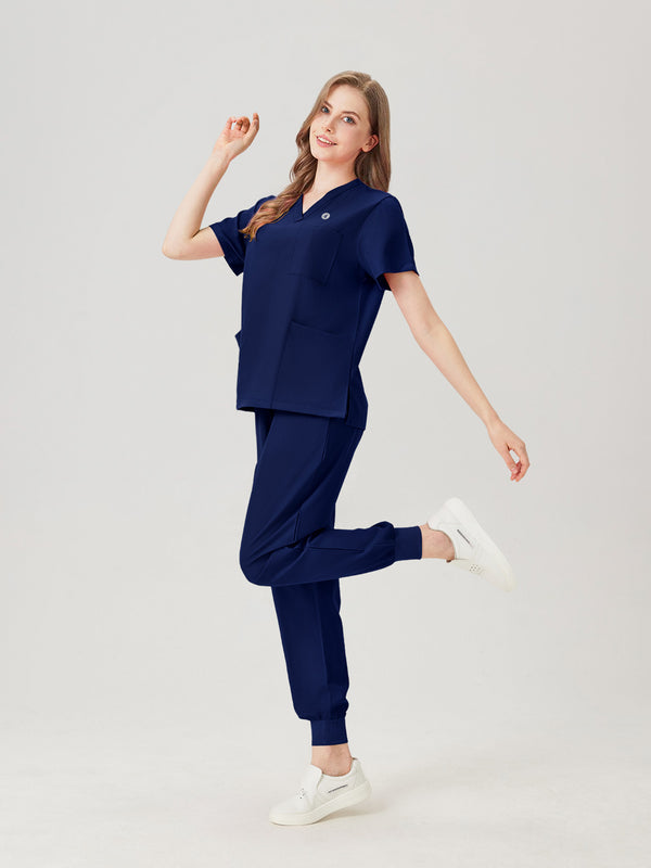 Bata quirúrgica azul marino JelriSoFit® para mujer, vista lateral de la modelo