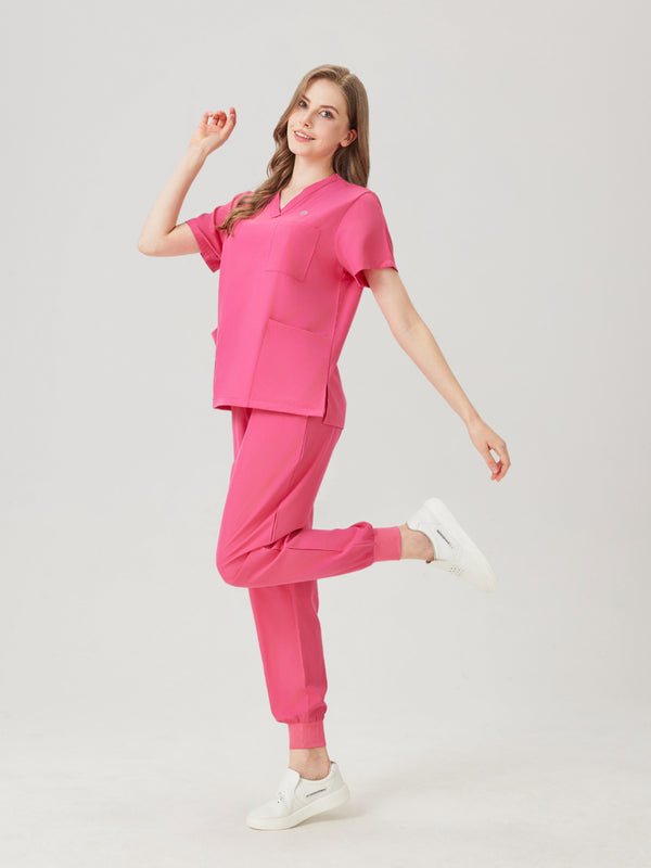 Uniforme médico morado de mujer, modelo mostrado de lado.