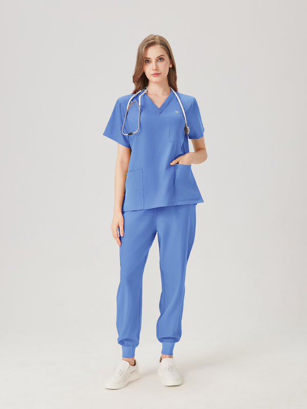 Pijama quirúrgico de mujer color azul claro, con efecto de cuerpo completo.