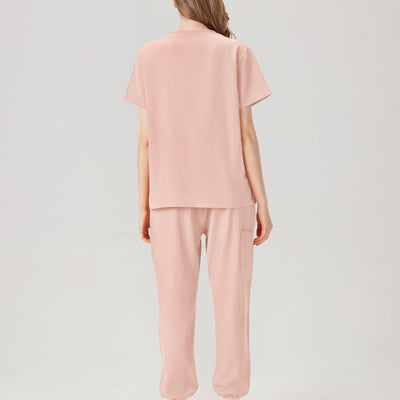 Vista posterior del uniforme médico rosa de mujer