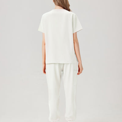 Vista trasera del uniforme de trabajo blanco de mujer.