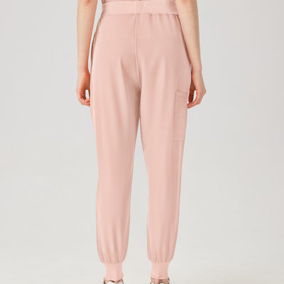 Vista posterior de los pantalones del uniforme médico de mujer de color rosa.