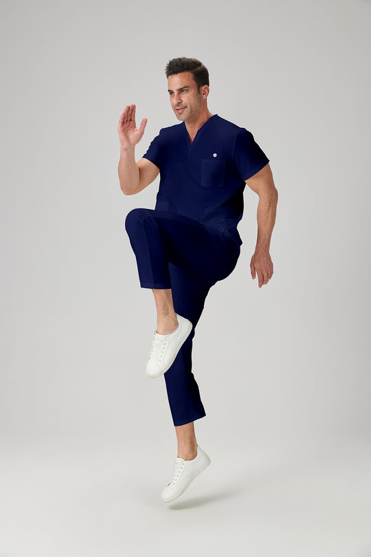 Bata quirúrgica azul marino JelriSoFit® para hombre (vista lateral del modelo)