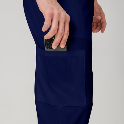 Bata quirúrgica azul marino JelriSoFit® para hombre, vista lateral del pantalón