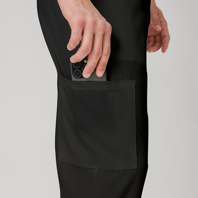 Bata quirúrgica negra JelriSoFit® para hombre, vista lateral del pantalón