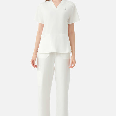 Vista frontal del uniforme médico blanco femenino