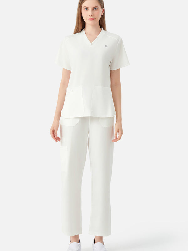 Vista frontal del uniforme médico blanco femenino