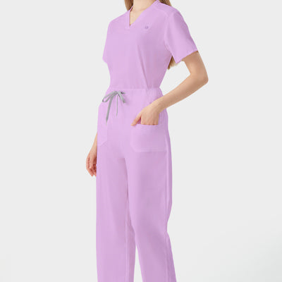 Bata quirúrgica de mujer de color morado con bolsillos en el pantalón