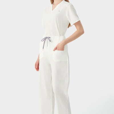 Vista lateral del uniforme médico femenino en blanco