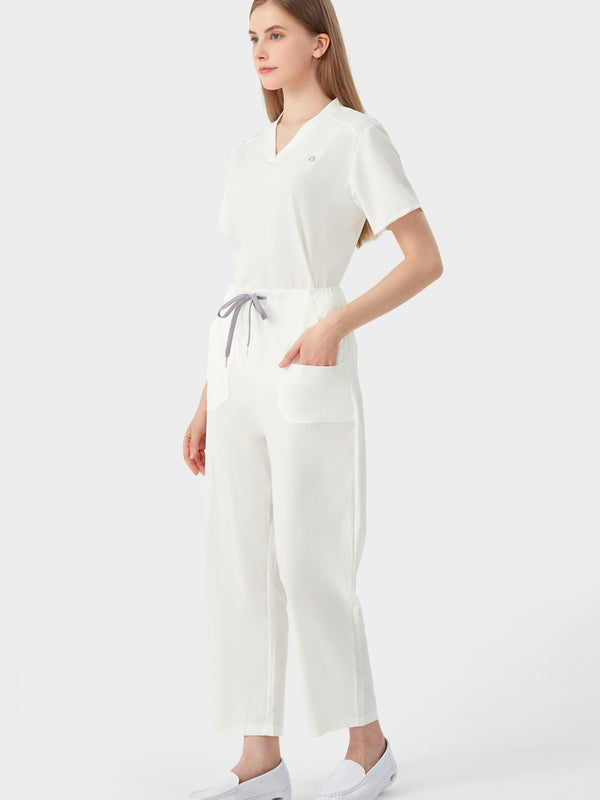 Vista lateral del uniforme médico femenino en blanco