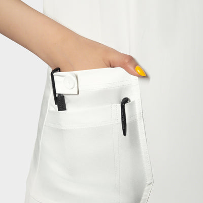 Uniforme médico blanco de mujer con bolsillos grandes.