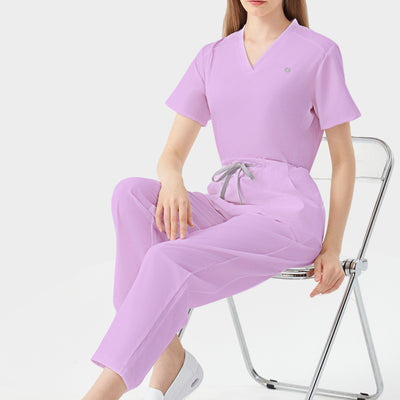 Bata quirúrgica femenina de color morado, modelo sentada para exhibición