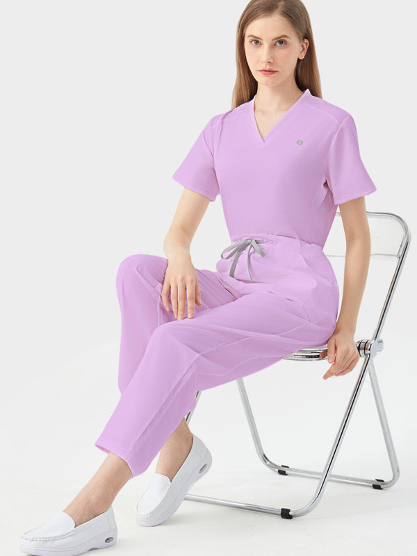 Bata quirúrgica femenina de color morado, modelo sentada para exhibición