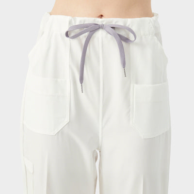 Uniforme médico blanco de mujer, vista frontal de los pantalones