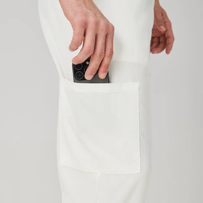 Bata quirúrgica JelriSoFit® para hombre - Crema, vista lateral del pantalón