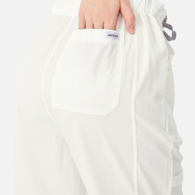 Uniforme médico blanco de mujer, vista posterior del pantalón.