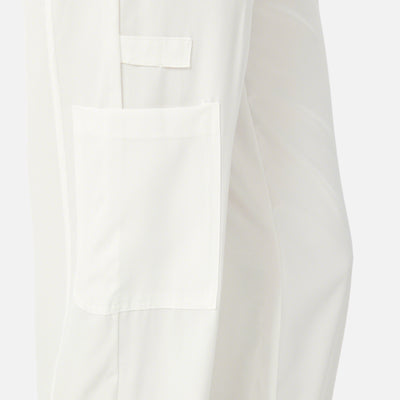 Bata médica blanca de mujer, vista lateral del pantalón