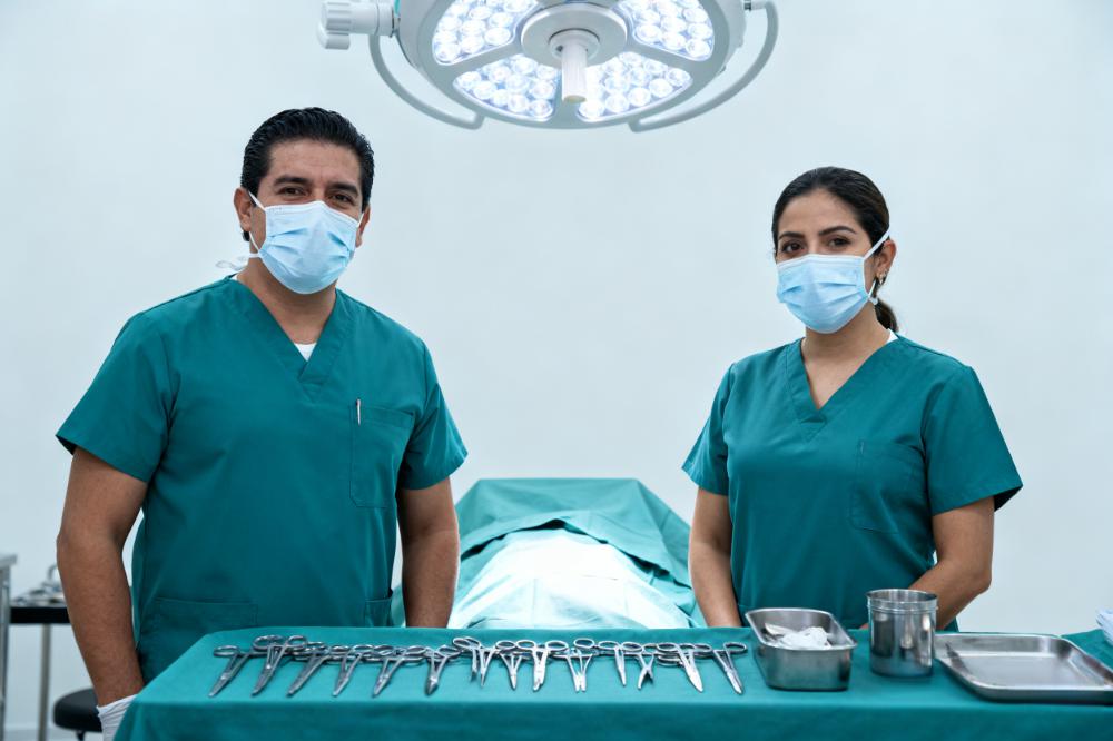 Más que protección: cómo los uniformes quirúrgicos antifluidos elevan tu profesionalismo
