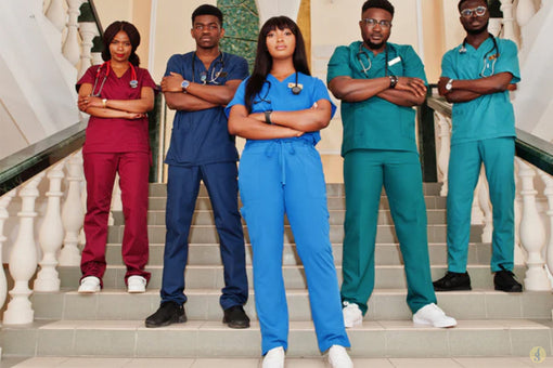 ¿Cómo conseguir descuentos para estudiantes en uniformes médicos?