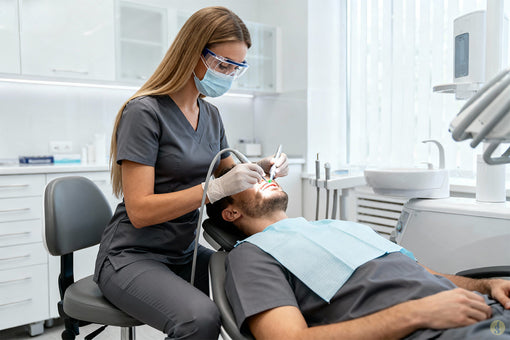 ¿Qué características deben tener los uniformes resistentes a manchas para clínicas dentales?