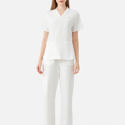 Bata quirúrgica blanca de mujer, vista frontal de la modelo