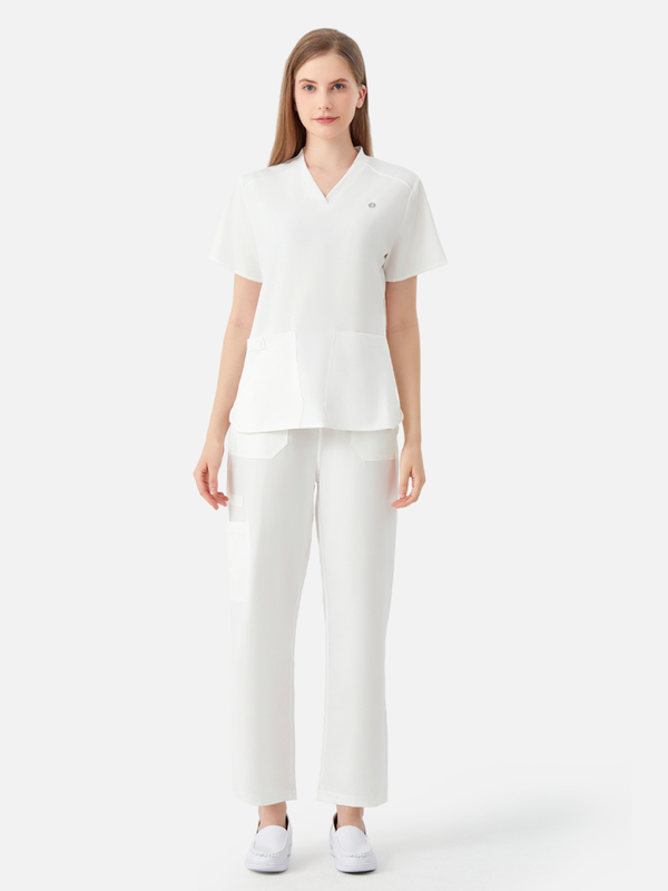 Bata quirúrgica blanca de mujer, vista frontal de la modelo