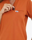 JelriSoFit FlowForm Uniformes de Trabajo 2 Piezas – Mujer Mocha, comodidad tipo activewear y ajuste estructurado