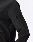 Detalle etiqueta manga de la chaqueta negro