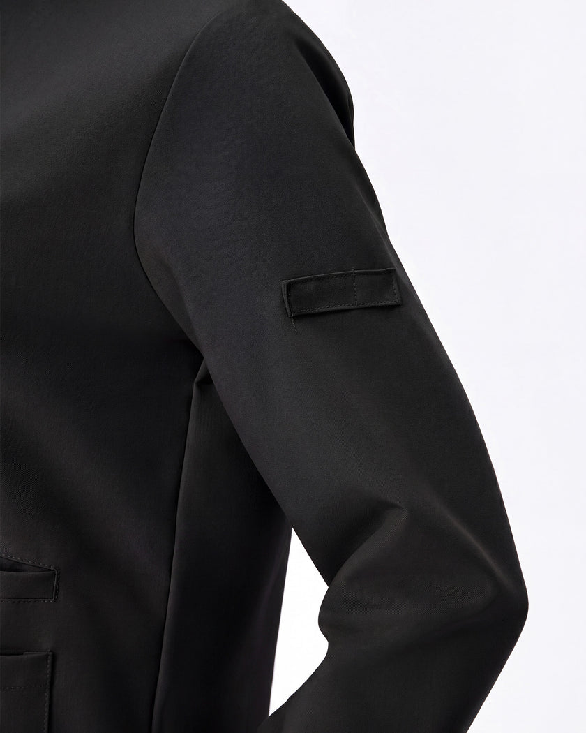 Detalle etiqueta manga de la chaqueta negro