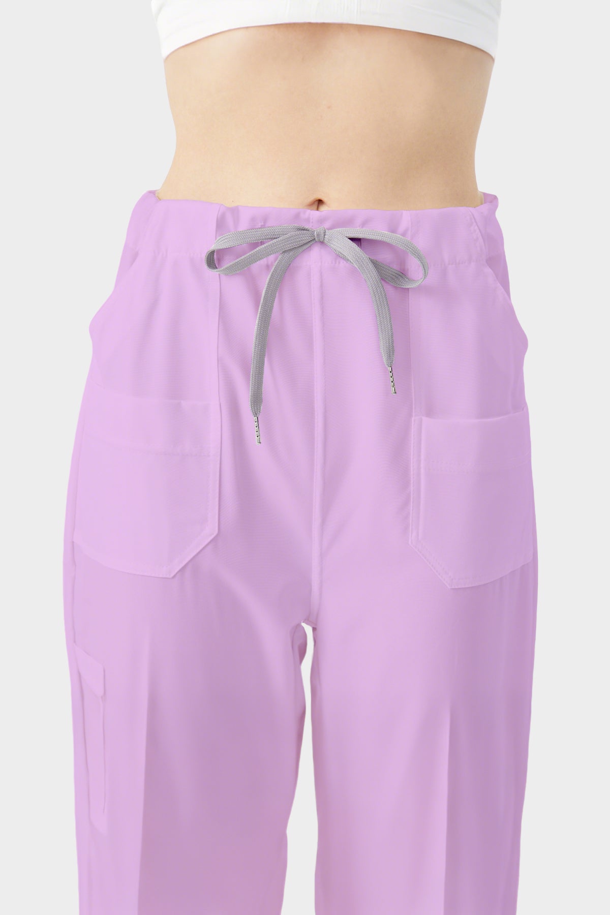 Bata y pantalones quirúrgicos de color morado en exposición